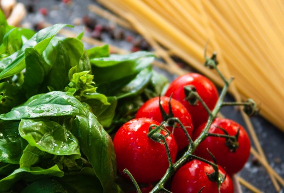 Spaghetti, tomaten en basilicum — sfeerbeeld