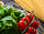 Spaghetti, tomaten en basilicum — sfeerbeeld
