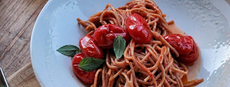 Spaghetti met basilicum — sfeerbeeld