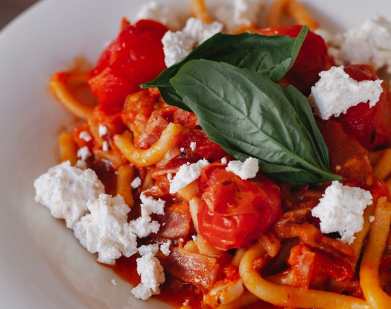 Spaghetti op een wit bord — sfeerbeeld