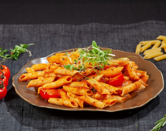 Penne met tomatensaus — sfeerbeeld