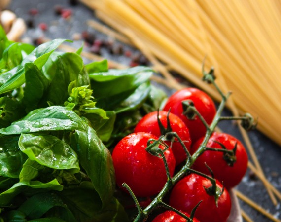 Spaghetti, tomaten en basilicum — sfeerbeeld