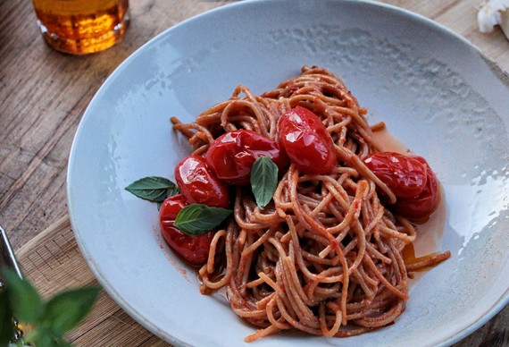 Spaghetti met basilicum — sfeerbeeld
