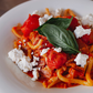 Spaghetti op een wit bord — sfeerbeeld