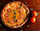Pizza met tomaat en basilicum — sfeerbeeld