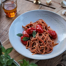 Spaghetti met basilicum — sfeerbeeld